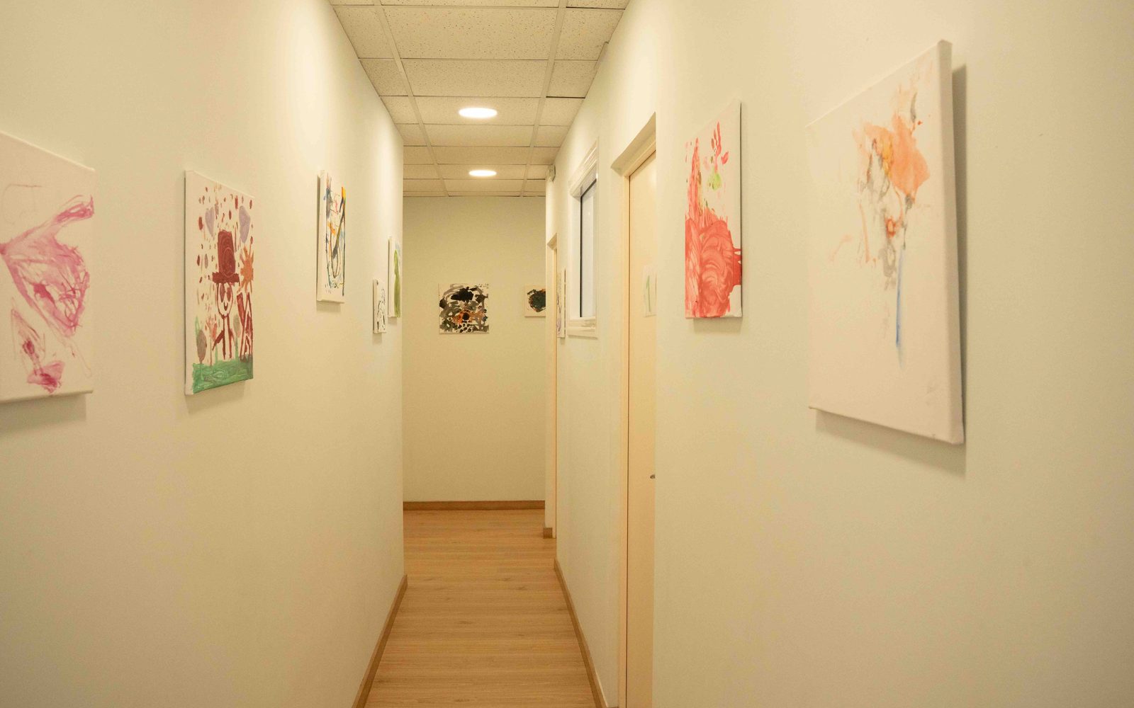 Διάδρομος με έργα παιδιών στη μονάδα Μεταμόρφωσης του Atypical Center